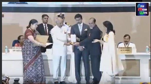 President Ram Nath Kovind presents Dada Saheb Phalke award posthumously to Vinod Khanna.Pic courtesy  @MIB_India