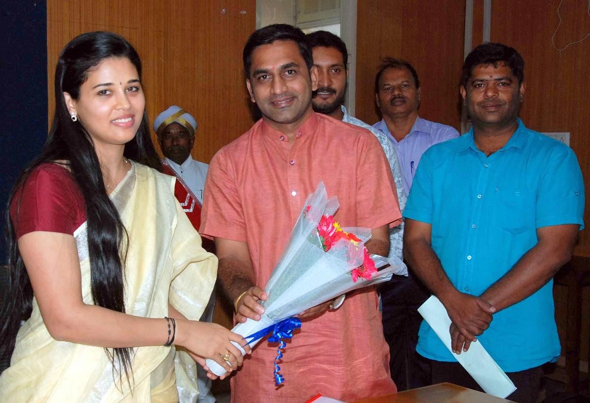 MLA Preetham Gowda greets Rohini Sindhuri, who took charge as the DC in Hassan on Tuesday. dh photo