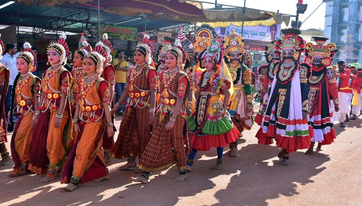 Artistes clad in Yakshagana attire take part in the procession, organised prior to the inauguration of the 15th edition of Alva’s Nudisiri 2018 at Alva’s Education Foundation (AEF) campus in Vidyagiri, Moodbidri, on Friday.