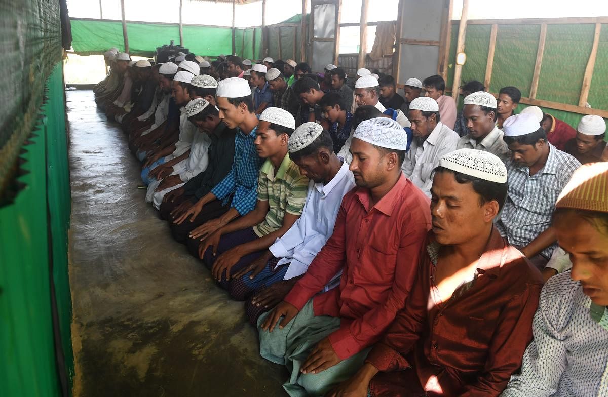 Rohingya Muslim refugees take part in Friday prayers at the Balukhali refugee camp in the Ukhia area of Bangladesh on November 16, 2018. (Photo by Dibyangshu SARKAR / AFP)