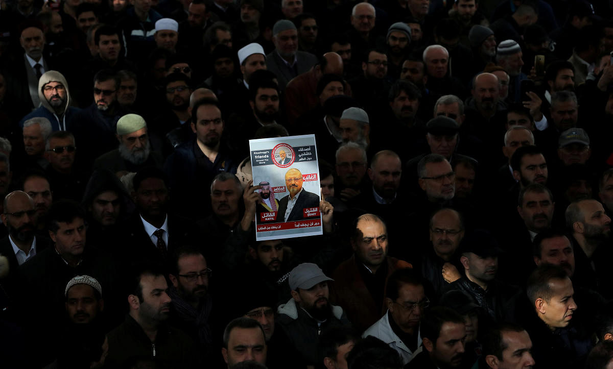 People attend a symbolic funeral prayer for Saudi journalist Jamal Khashoggi at the courtyard of Fatih mosque in Istanbul, Turkey November 16, 2018. (REUTERS)
