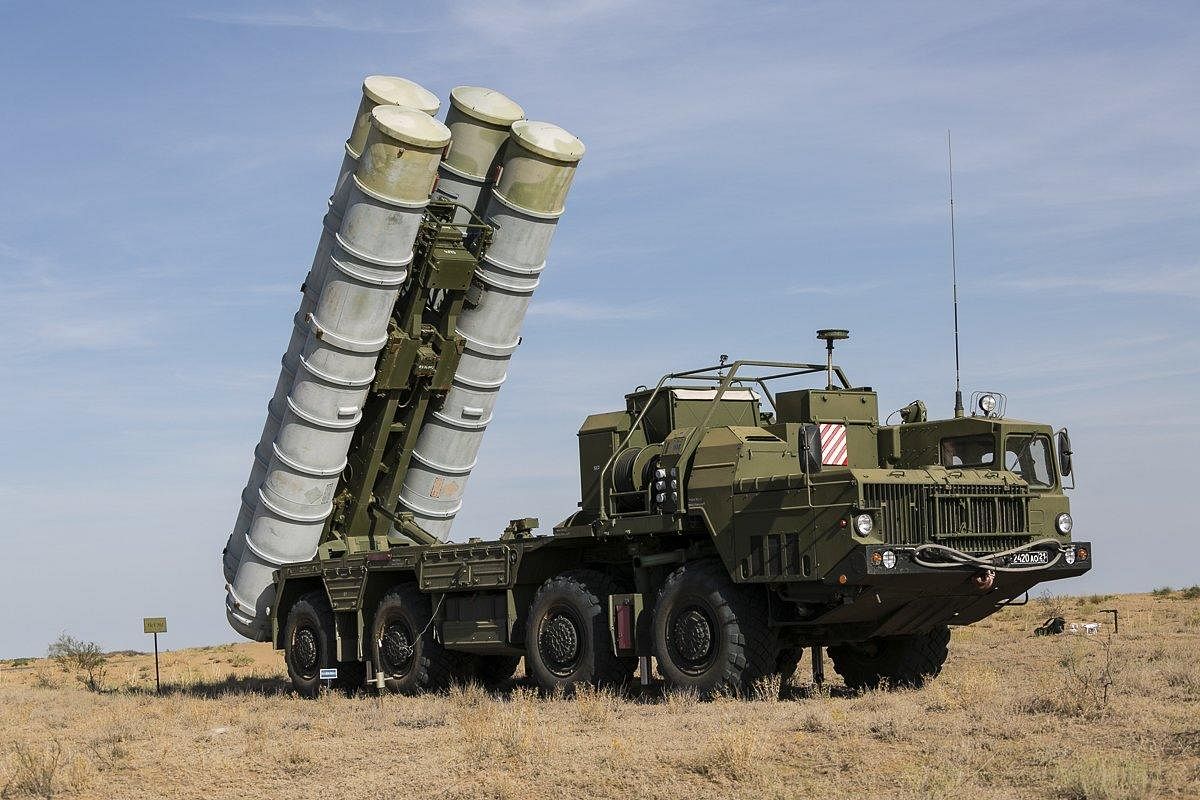 The S-400 Triumf is a next-generation mobile air defence system capable of destroying aerial targets at an extremely long range of up to 400 kilometres.
