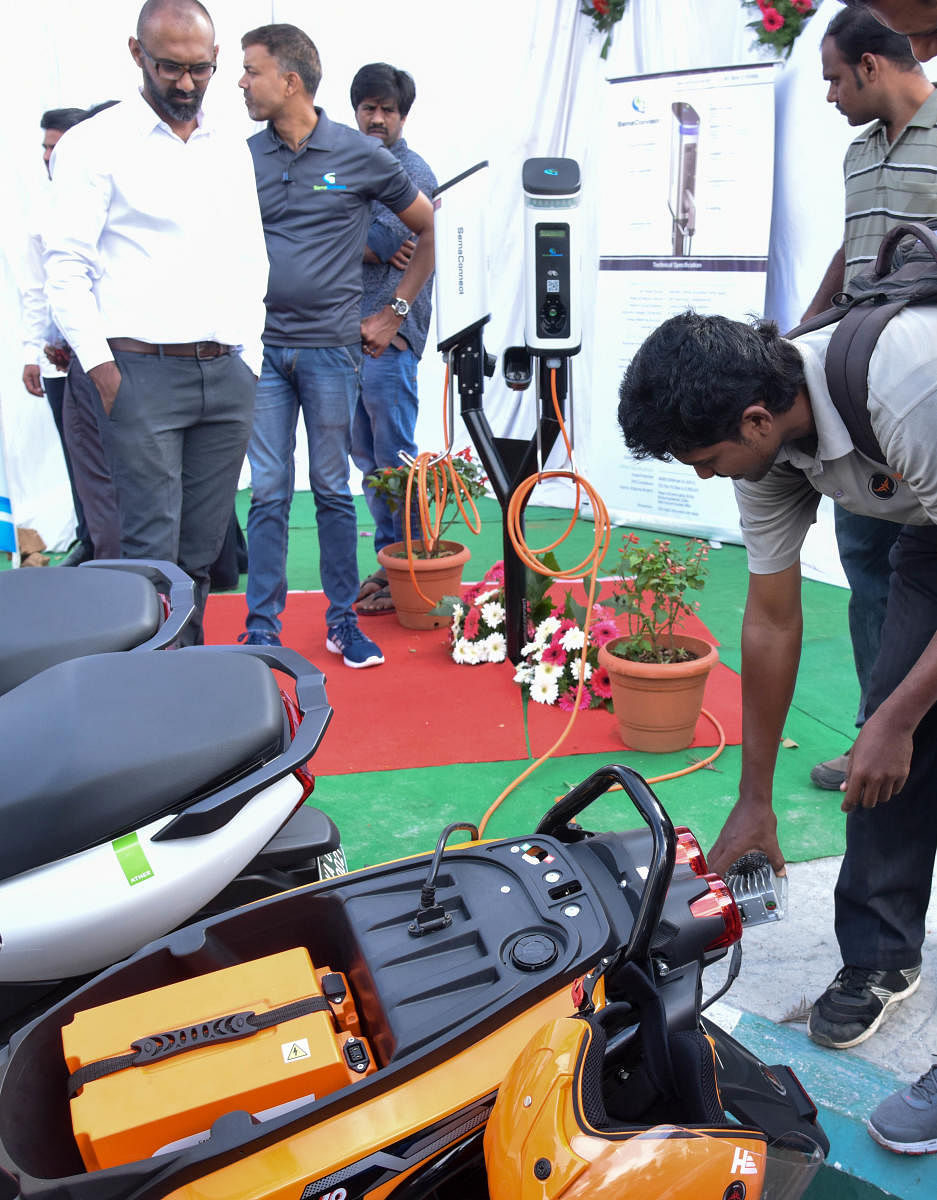 Newly inaugurated electric vehicle charging station at station at Vidhana Soudha on Friday. DH Photo/ B H Shivakumar