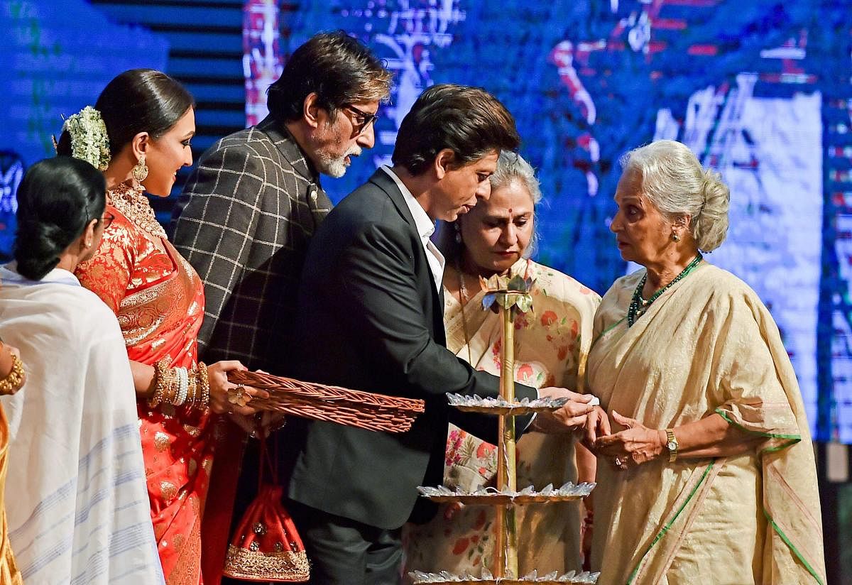 Kolkata:Bollywood actors Amitabh Bachchan, Shahrukh Khan, Jaya Bachchan, Waheeda Rehman, Rituparna Sengupta and West Bengal Chief Minister Mamata Banerjee during inauguration of '24th Kolkata International Film Festival' in Kolkata, Saturday, Nov10,2018.