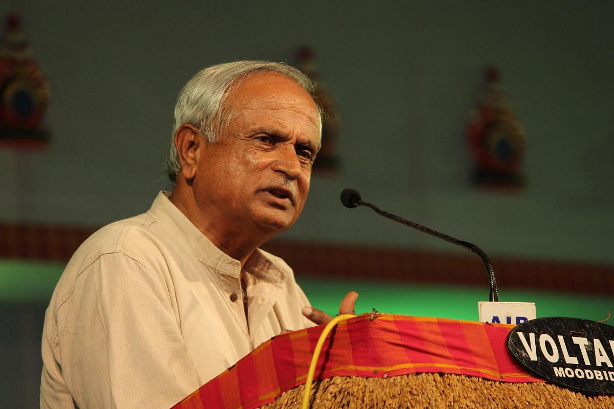 Prof G B Shivaraju speaks at a session during Alva’s Nudisiri in Moodbidri on Saturday.