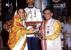 Gangadhar Pradhan receiving Padma Shri from President Pratibha Patil.