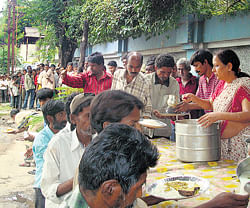 People waiting for their turn to get free food at Manik Prem Bangla in Hyderabad.
