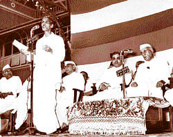 Pradeep singing Ae Mere Watan Ke Logon in the presence of Nehru.