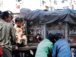 Children watching bioscope in a lane in Ahmedabad. Hanif Sindhi