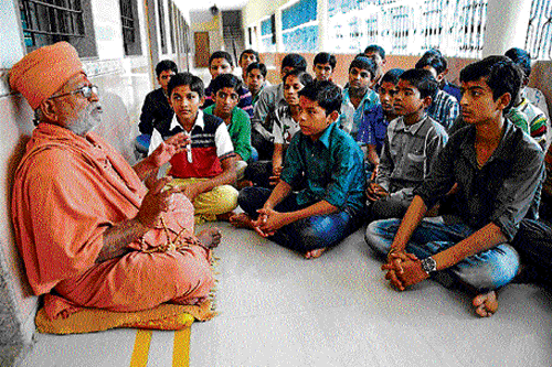A Swaminarayan sect guru teaches students.