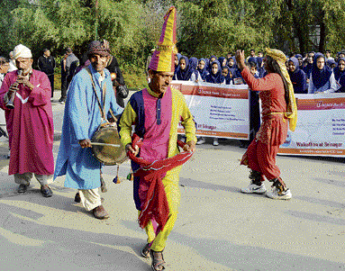 Traditional Kashmir Bhand Paethar in front of schoolchildren.