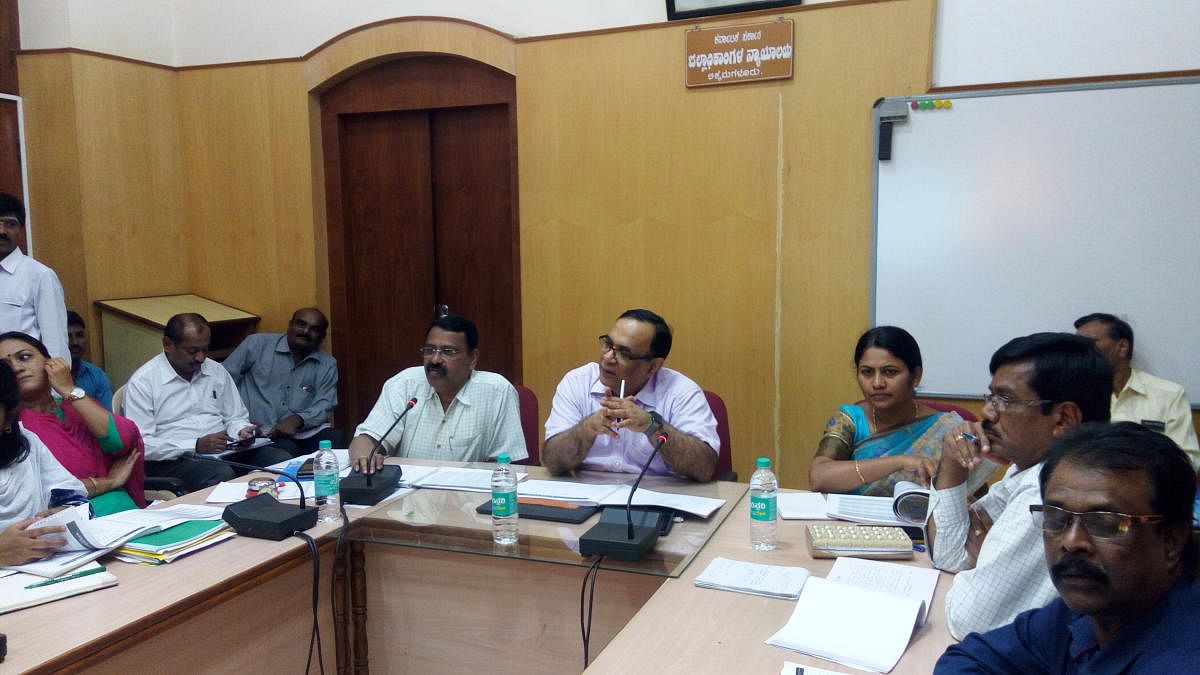 District In-charge Secretary Rajeev Chawla chairs a meeting in Chikkamagaluru on Saturday. Deputy Commissioner Srirangaiah is also seen.