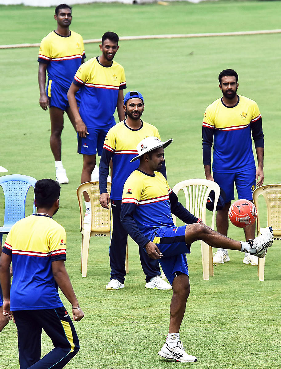 Karnataka players at a training session on the eve of their Ranji Trophy match against Mumbai in Belagavi. DH photo/ Tajuddin Azad