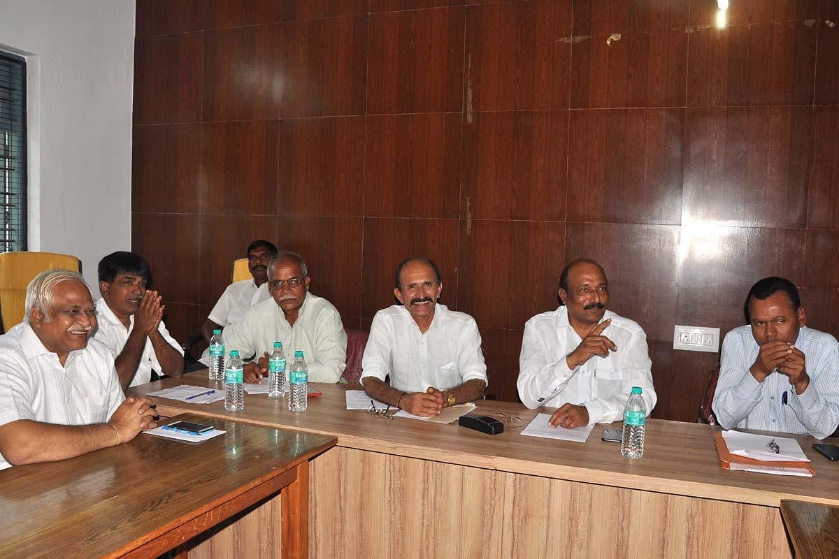 Rajya Krishi Samaja President Basavana Gowda Mali Patil speaks at a meeting on Monday.