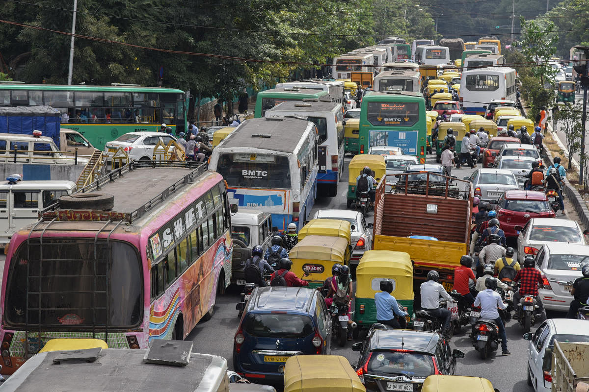 Choc-a-Bloc: Traffic snarls at Sheshadri Road following the farmers’ protest march on Monday. DH Photo/S K Dinesh