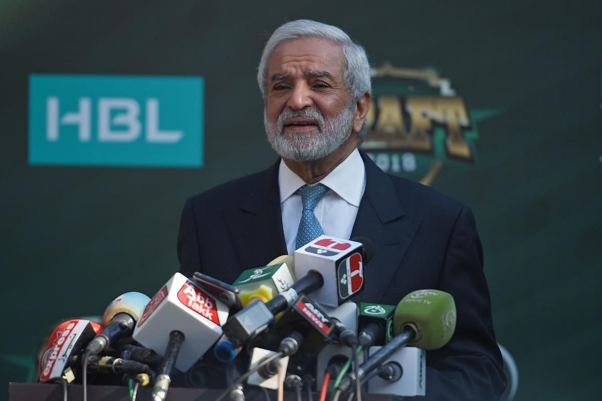 Chairman of the Pakistan Cricket Board Ehsan Mani talks with media representatives before the start of the Pakistan Super League (PSL) draft in Islamabad on November 20, 2018. (AFP Photo)