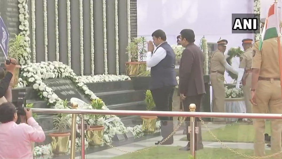 Maharashtra CM Devendra Fadnavis pays tribute to Mumbai terror attack victims. (ANI Photo)