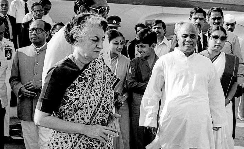 Congress leaders Verendra Patil, R Gundu Rao, C K Jaffer Sharif and others welcomes former prime minister Indira Gandhi at HAL airport in Bengaluru on 31-1-1982 (DH File Photo/T L Ramaswamy)