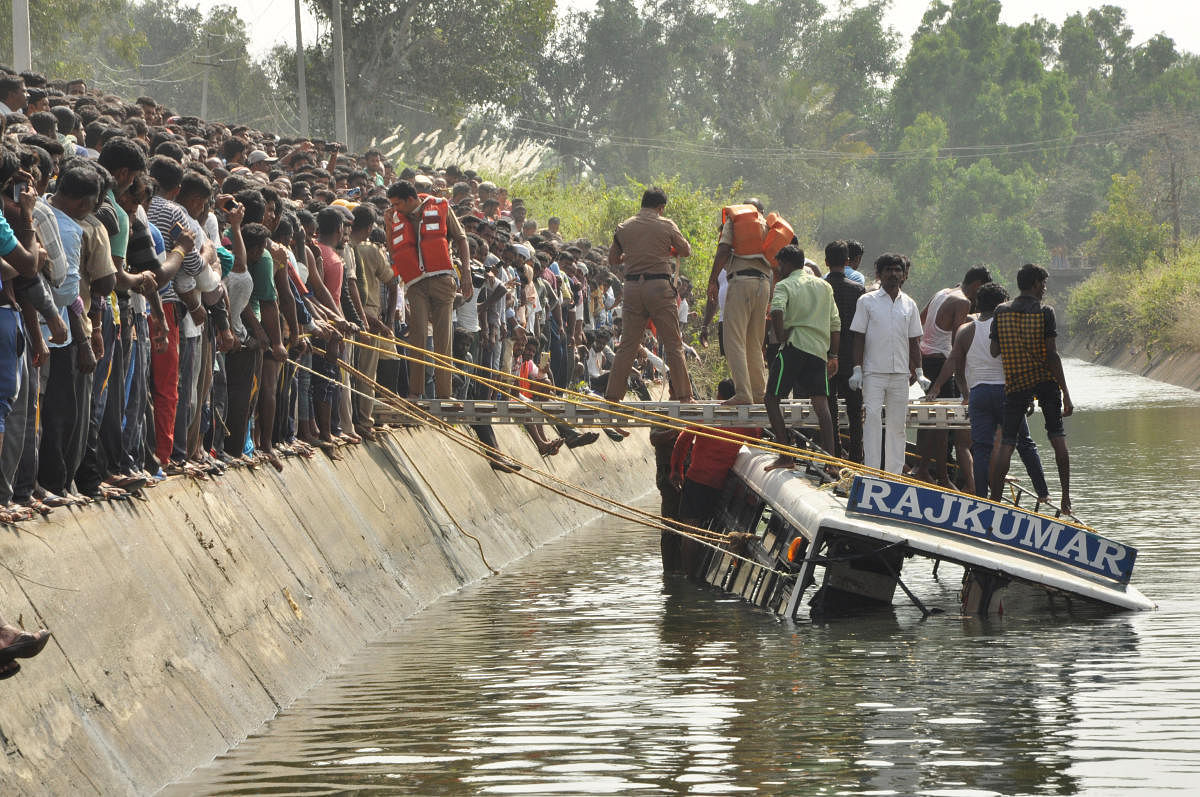 Police, Fire and Emergency personnel in action to lift the private bus which plunged into Visvesvaraya canal at Kanaganamaradi in Padavapura taluk of Mandya district on Saturday.