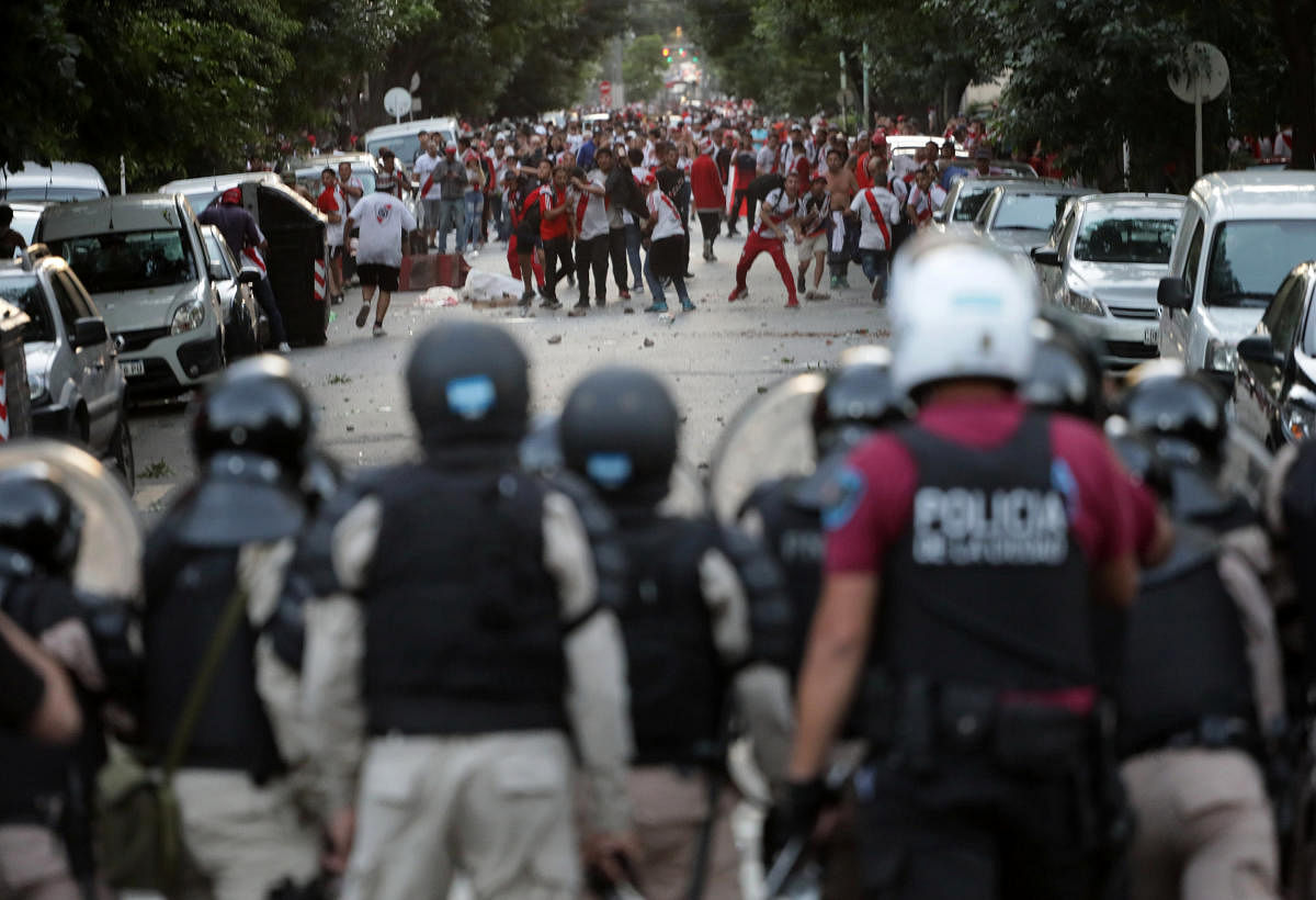 River Plate's fans clash with riot police after the match was postponed. REUTERS/Alberto Raggio