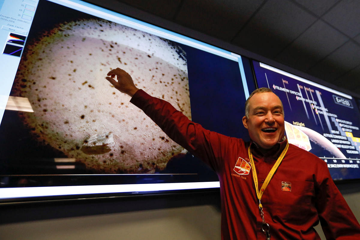 Project manager Tom Hoffman points to the first picture sent back to earth from Mars by the spaceship InSight at NASA's Jet Propulsion Laboratory (JPL) in Pasadena, California, US, November 26, 2018. (Al Seib/Pool via Reuters)