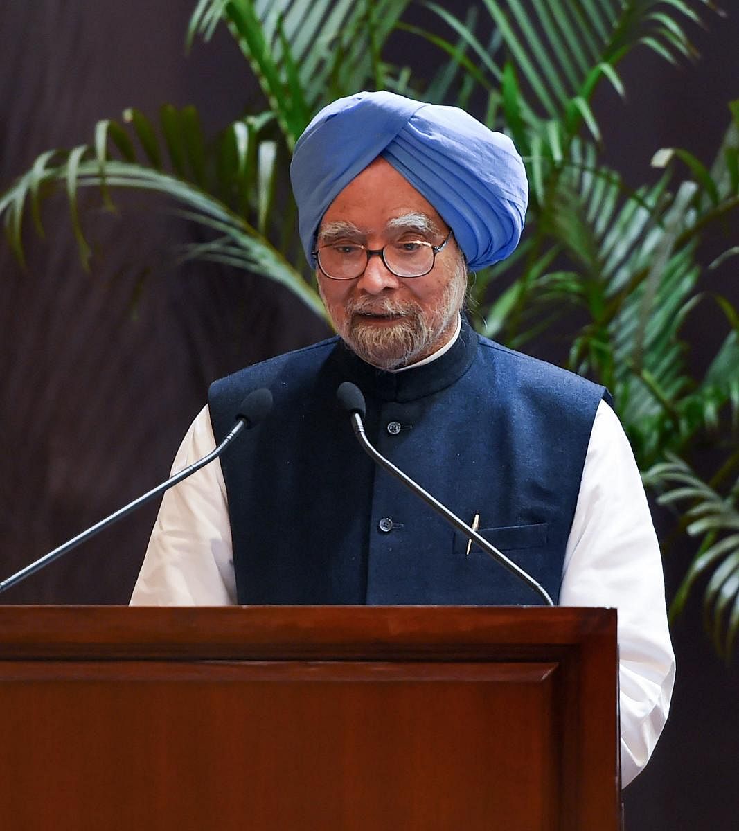 New Delhi: Former prime minister Manmohan Singh addresses after 'Indira Gandhi Prize for Peace, Disarmament for 2017, and Development' was conferred upon him, in New Delhi, Monday, Nov. 19, 2018. (PTI Photo/Shahbaz Khan) (PTI11_19_2018_000202B)