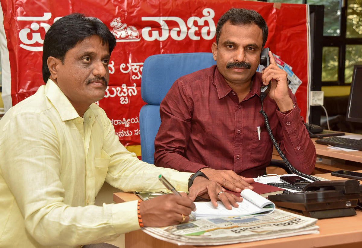 Patient hearing: Mysuru City Corporation Commissioner K H Jagadeesh during the Prajavani phone-in programme, in Mysuru, on Tuesday. MCC Additional Commissioner Shivananda Murthy is seen. DH PHOTO