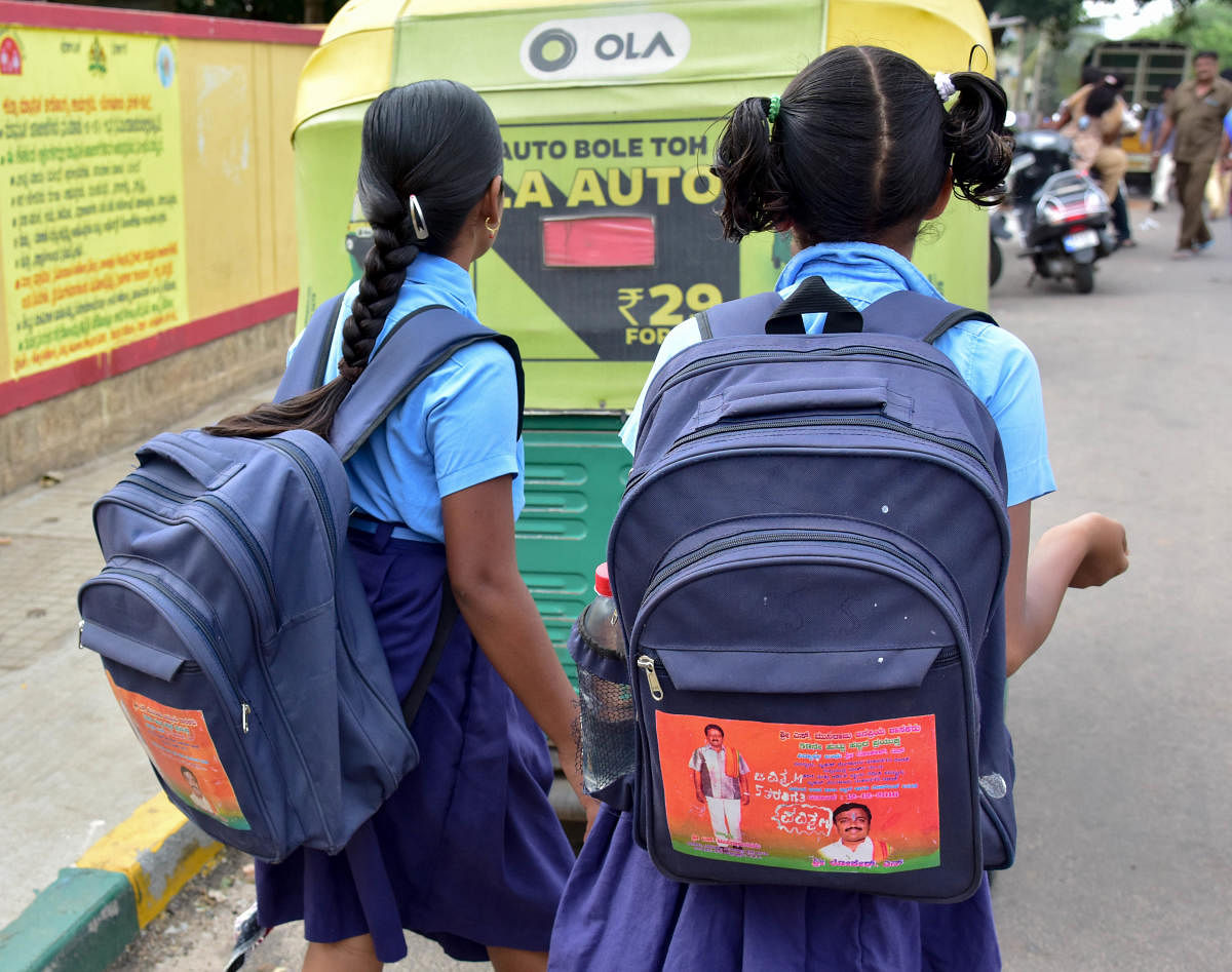 School children carrying heavy bags in Bengaluru. DH Photo/ B H Shivakumar