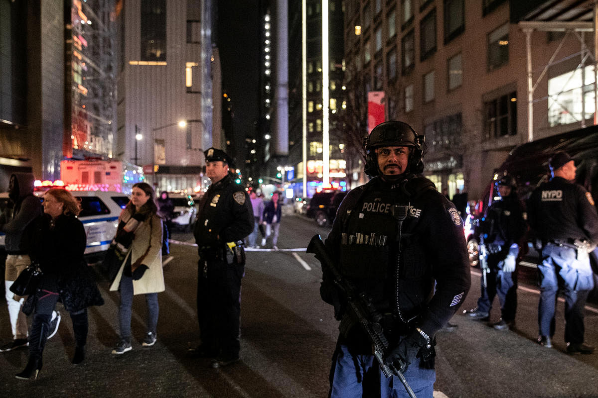 An armed NYPD police officer stands near the Time Warner building after the building was evacuated due to a bomb threat, in the Manhattan borough of New York City, New York, U.S., December 6, 2018. (REUTERS)