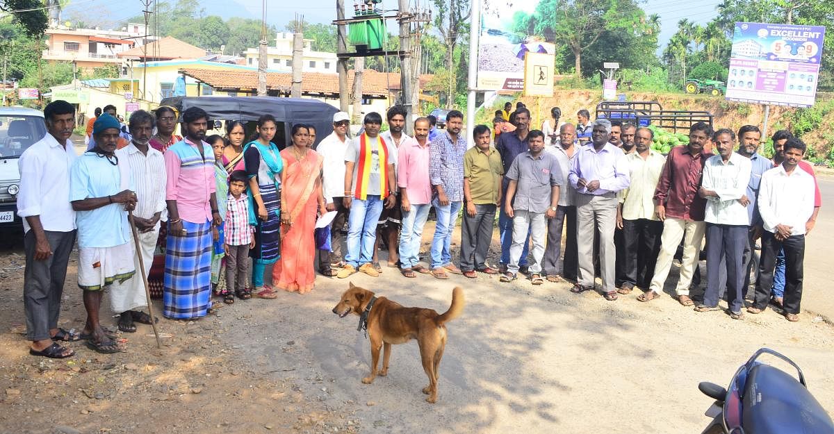 People stage a protest against the pothole-ridden Kalasa-Kalakodu Road at Mahaveera Circle on Sunday.