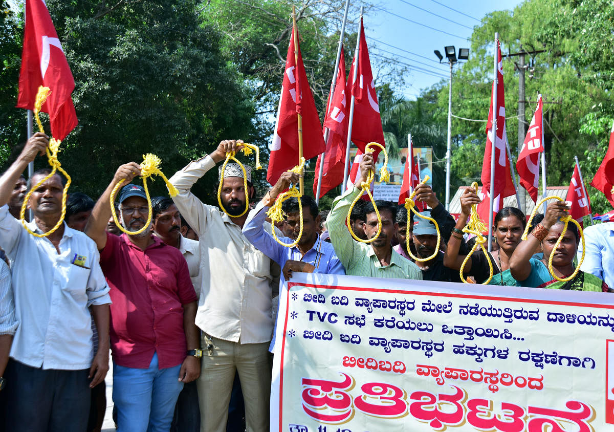 Street vendors display a noose as a part of the protest organised by Dakshina Kannada Beedi Badi Vyaparasthara Sangha, in front of the deputy commissioner’s office in Mangaluru.