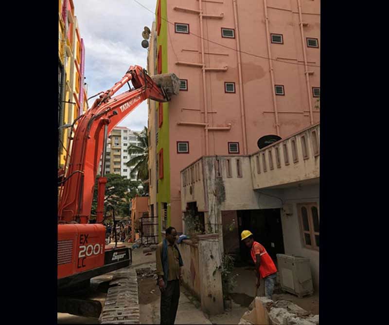 As many as 50 residents of a ground plus five-storeyed residential building had a narrow escape when the building suddenly tilted and leaned to the adjacent building after the ground floor developed cracks in Ashwath Nagar, Marathalli, on Thursday night.