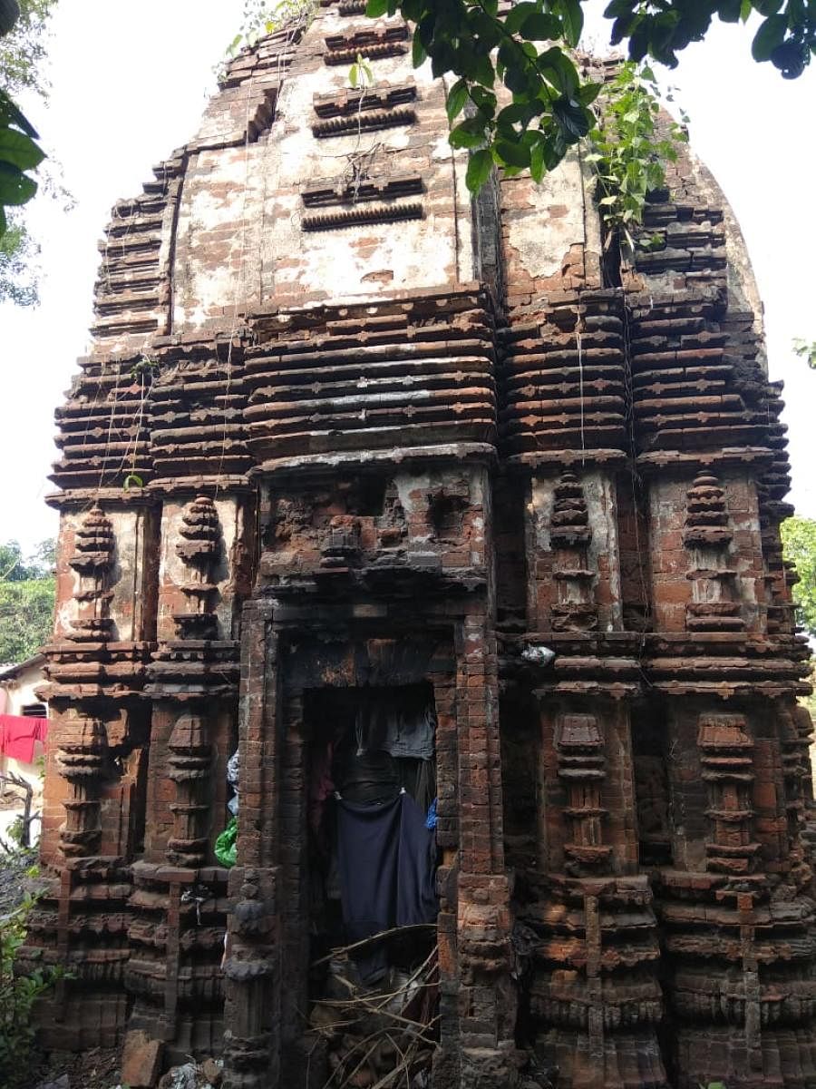 An ancient crumbling building in Bengal's Bankura district (Photo Credit: MAKAUT)