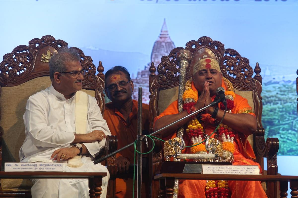 Gurajat Dwaraka Suryapeetha seer Suryacharya Sri Krishnadevanandagiri Maharaj speaks at the 86th session of ‘ Sarvadharma Sammelana’, at Amrithavarshini Sabha Bhavana of Sri Kshetra Dharmasthala, on the occasion of Lakshadeepothsava celebrations on Wednesday.
