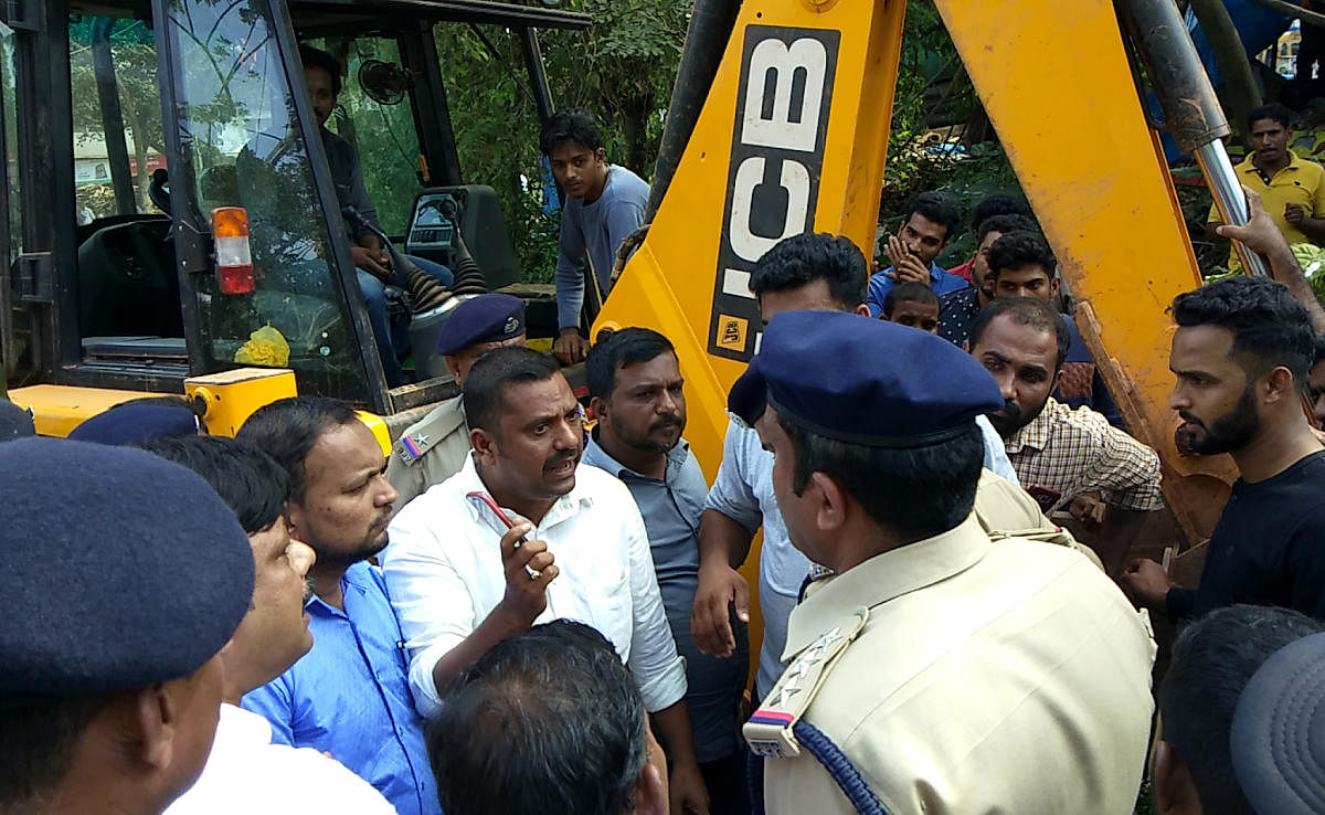 Citizens argue with the railway officials and police who attempted to undertake an eviction drive at Farangipet near Mangaluru on Thursday.