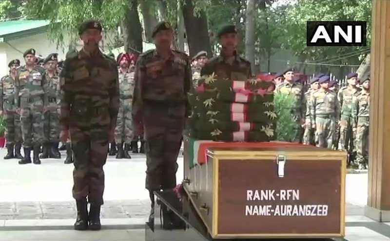 Wreath laying ceremony of Indian Army Rifleman Aurangzeb. ANI photo.