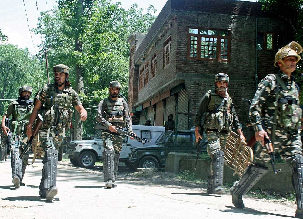 On Friday, suspected militants decamped with three service rifles from a police post at Dalgate in heart of Srinagar city. Earlier on Thursday, militants decamped with service rifles from a policeman near Kashmir University. Representation image 