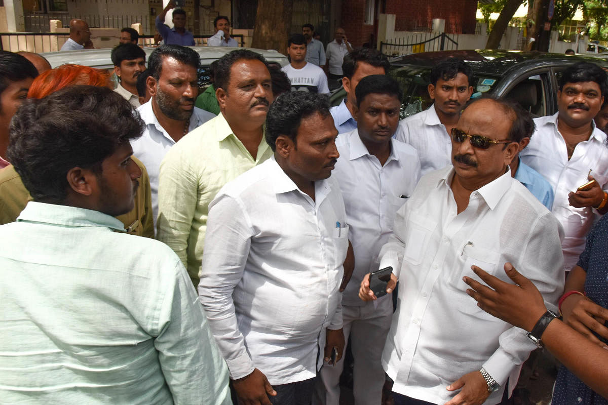 Roshan Baig came to M B Patil house to attend meeting in Sadashivanagar, Bengaluru on Thursday. DH Photo