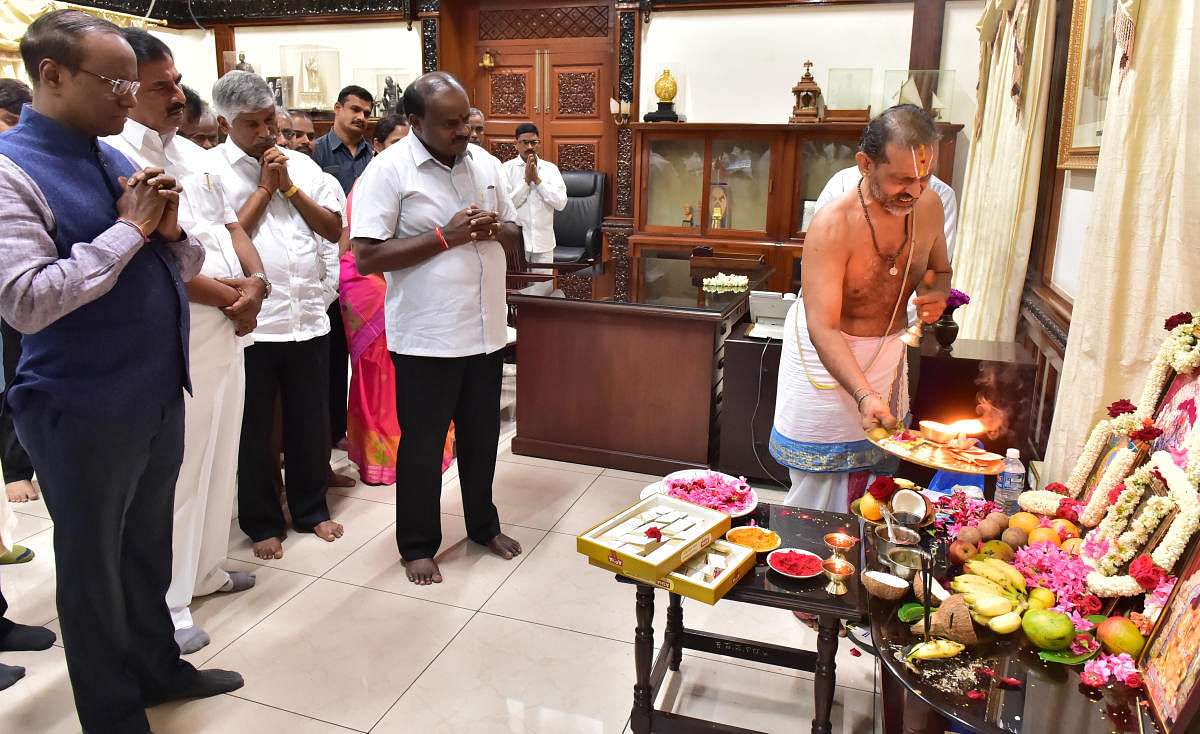 Chief Minister H D Kumaraswamy, Minister Puttaraju and others attend a puja at his chamber at the Vidhana Soudha in Bengaluru on Thursday. dh photo