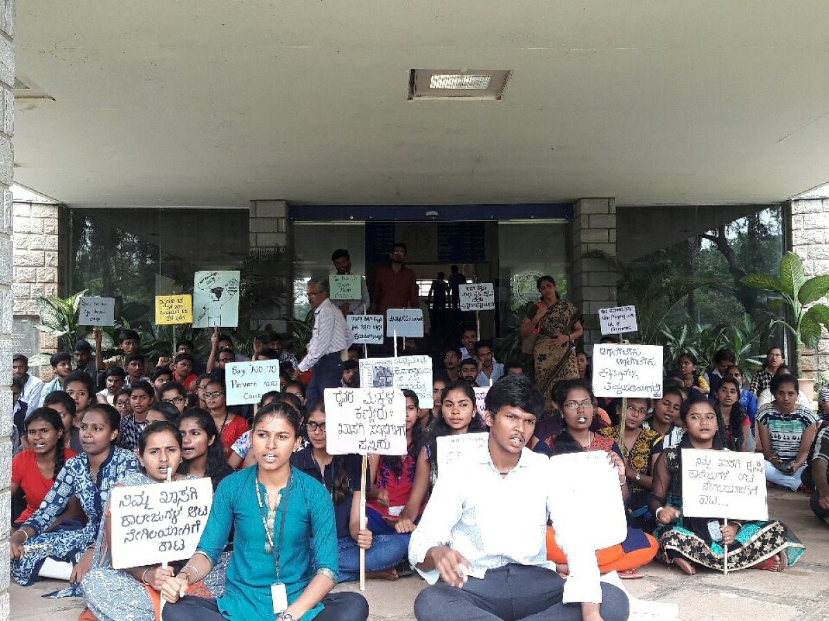 Students of UAS, Bengaluru, stage a protest after boycotting semester exams opposing the government's move to privatise agri-univesities, in Bengaluru, on Monday. DH photo.