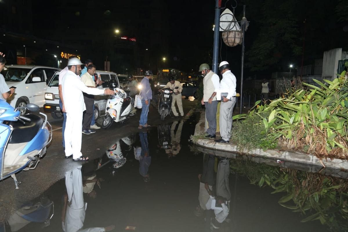 Mayor R Sampath Raj has put a fine of Rs 10 lakh for potholes near Residency Road and Rs 1 lakh for potholes near Bangalore Club to road contractors as these are Tendersure roads. This was suggested during his inspection on Tuesday.