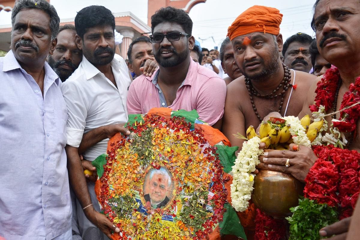 BJP national secretary H Raja (extreme right) immerses the ashes of former prime minister Atal Bihari Vajpayee at Agni Theertham in Rameswaram. (PTI File Photo)