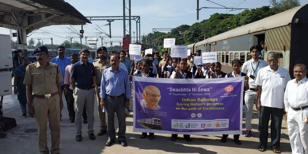 ‘Swachhtha Hi Seva’ campaign was held at Mangaluru Junction Railway Station on Saturday.