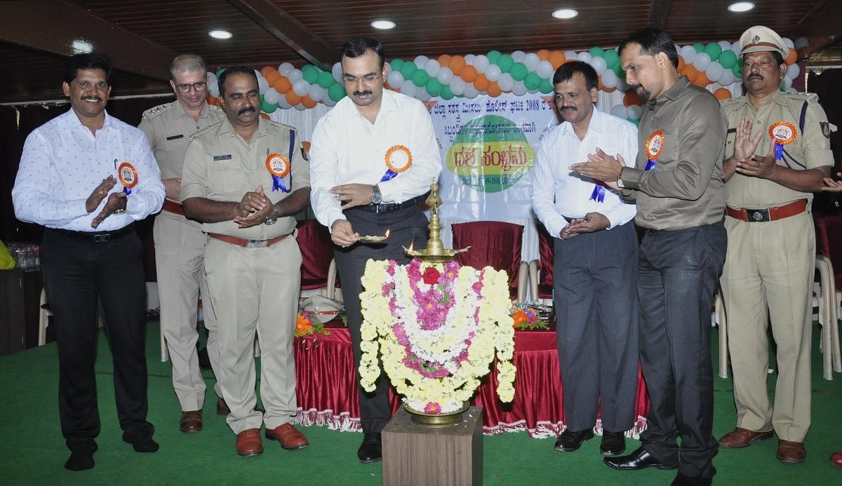 SP Laxman Nimbargi inaugurates an eye and organ donation awareness programme organised as a part of the decennial celebrations of DAR police unit of 2008 batch in Udupi on Saturday. 