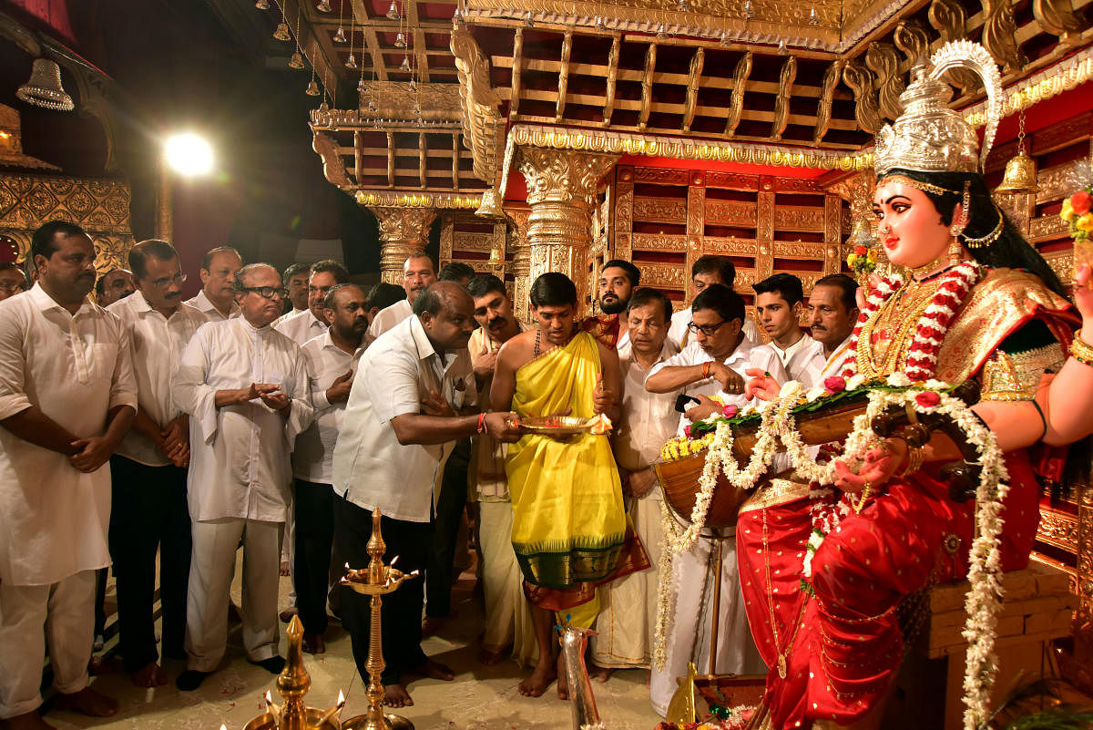 Chief Minister H D Kumaraswamy offers prayers to Goddess Sharada at Kudroli Sri Gokarnanatha Temple in Mangaluru on Sunday. Former Union Minister B Janardana Poojary, District in-charge Minister U T Khader and others look on.