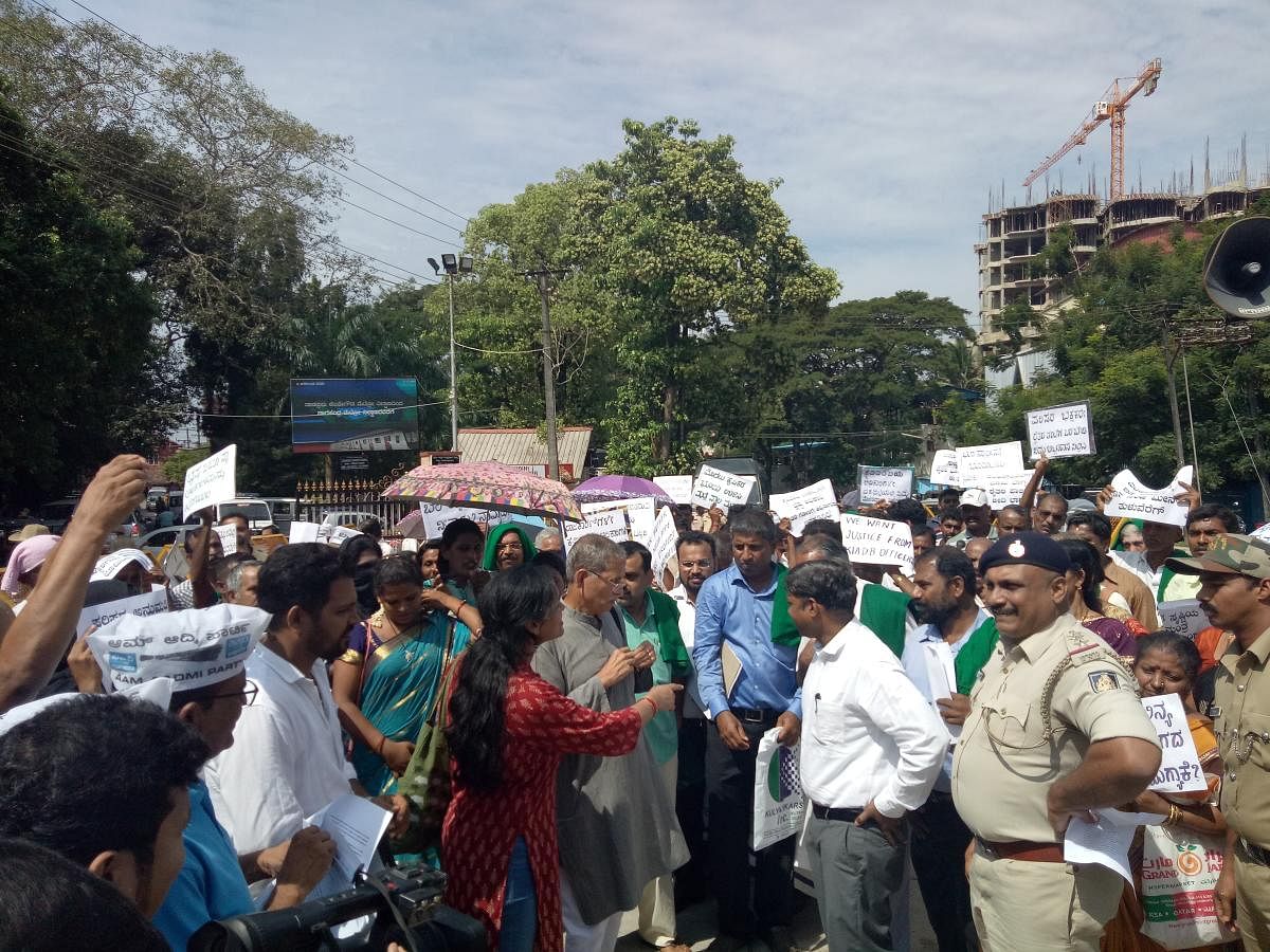 Deputy Commissioner Sasikanth Senthil met the protesting farmers, fishermen and members various organisations, in front of DC's office in Mangaluru on Monday.