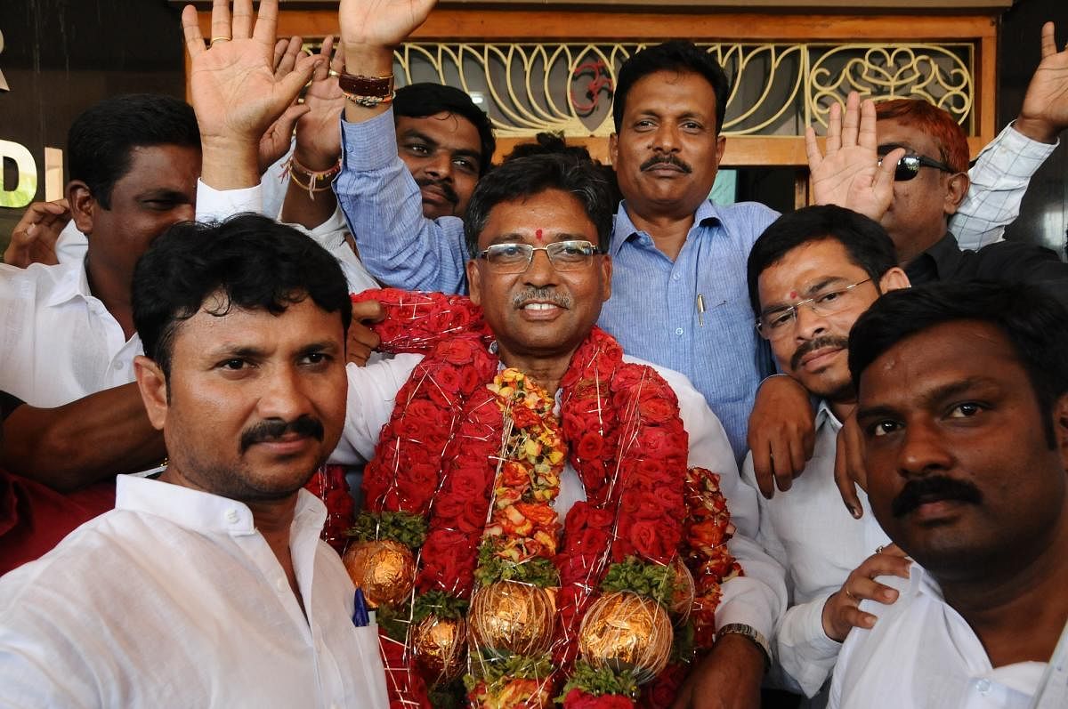 Congress candidate V S Ugrappa celebrates with his supporters after his victory in the Bellary Lok Sabha byelection on Tuesday. dh photo