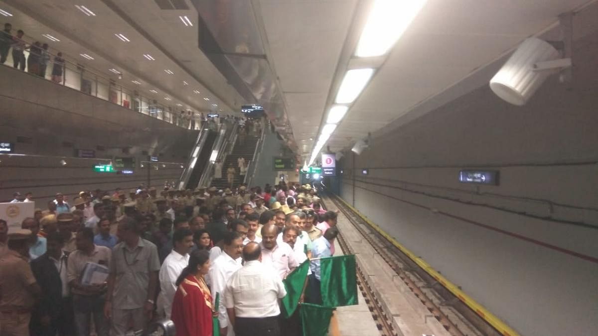 Chief Minister H D Kumaraswamy flags off a six car metro rail at Vidhana Soudha station, on Thursday. (DH Photo)