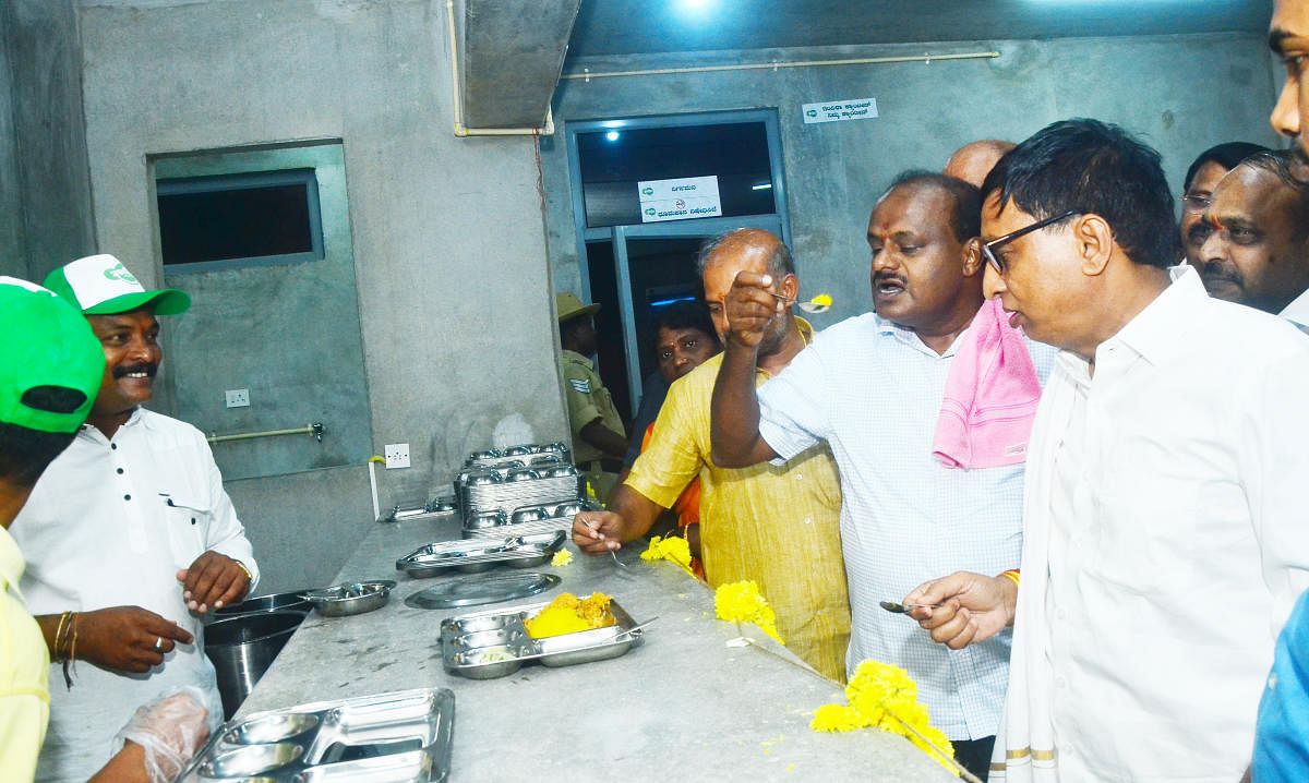 Chief Minister H D Kumaraswamy tastes pulav at the Indira Canteen in Sringeri on Thursday.