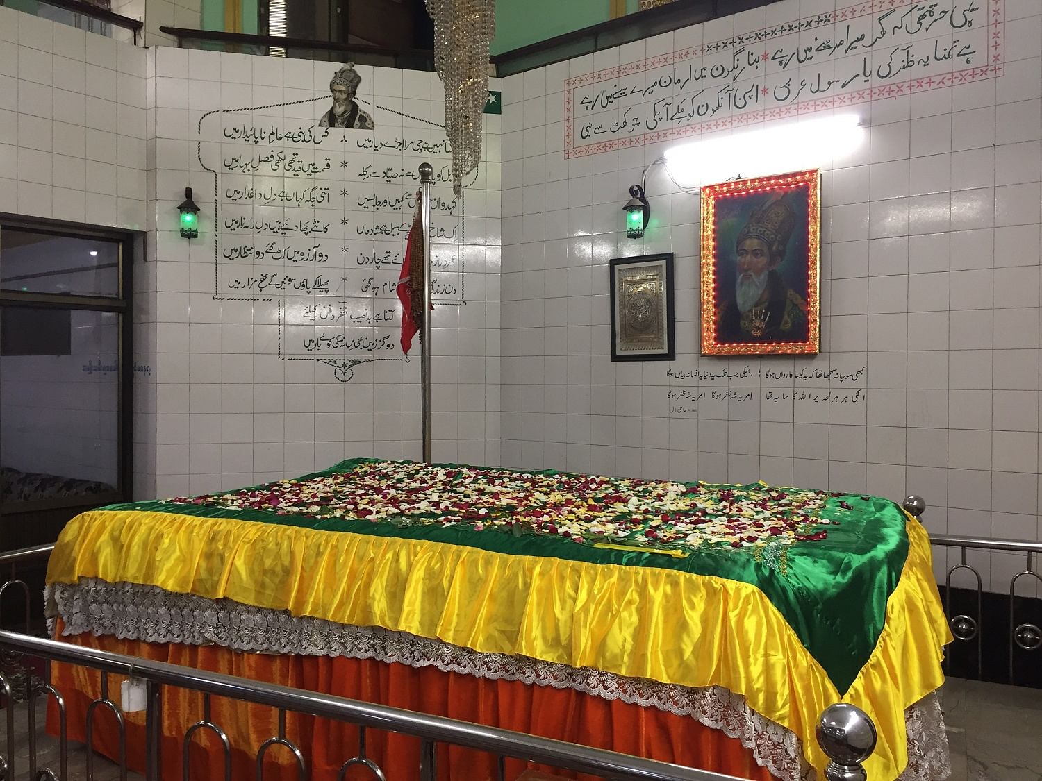 Bahadur Shah’s real burial spot lies one floor below, draped in flower petals. Photo by author